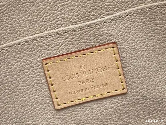 First bag Louis Cosmétique Pochette Vuitton PM 0617